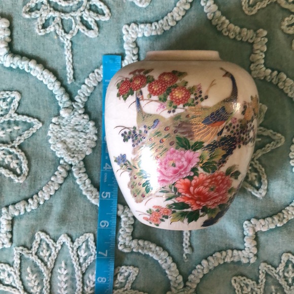 Small Beige & Metallic Gold Japanese Porcelain Ceramic Jar With Peacock Birds - Picture 11 of 15